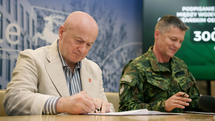 Marszałek Jarosław Stawiarski i gen. Jacek Szcząchor, komendant Nadbużańskiego Oddziału Straży Granicznej, podpisują porozumienie