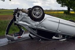 Chciał wyprzedzać… ale nie był sam. Audi dachowało po zderzeniu z Kia na DK74