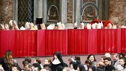 W Bazylice Świętego Piotra w Watykanie kardynałowie uczestniczyli w specjalnej mszy „Pro eligendo papa”, czyli za wybór papieża