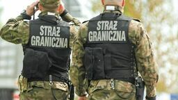 Werdług zapowiedzi MSWiA, część pieniędzy trafi na 500 etatów dla nowych funkcjonariuszy w służbie kontraktowej SG od tego roku oraz na zatrudnienie kolejnych 1,8 tys. funkcjonariuszy SG w nastepnych latach