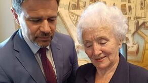 Janina Gąsiorowska z prezydentem Rafałem Zwolakiem