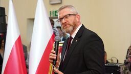 Incydent z flagą Ukrainy. Śledztwo w sprawie Grzegorza Brauna przejęła warszawska prokuratura 