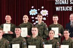 Koniec roku szkolnego w mundurach. Rozdanie świadectw w XIV LO w Lublinie