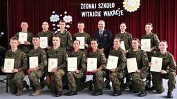 Koniec roku szkolnego w mundurach. Rozdanie świadectw w XIV LO w Lublinie