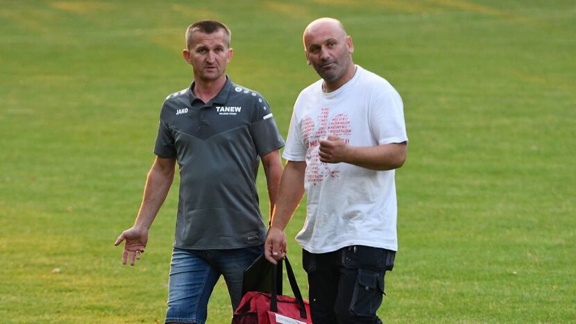Bogdan Antolak (z lewej) i Ryszard Dziura poprowadzili w sezonie Tanew Majdan Stary do wielkiego sukcesu<br />
<br />
