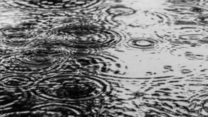 Ulewny deszcz i miejscami burze. IMGW ostrzega także przed podtopieniami