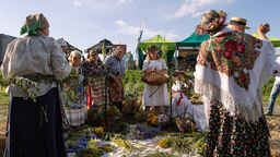 Nieodłączonym elementem sobótek jest wicie wianków