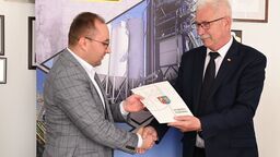 Umowę z wykonawcą podpisał starosta Stanisław Grześko, ale w kosztach partycypować mają też gminy