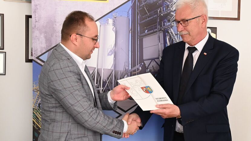 Umowę z wykonawcą podpisał starosta Stanisław Grześko, ale w kosztach partycypować mają też gminy