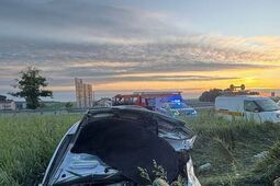 Dachował i wypadł z pojazdu. A jak go znaleziono, to spał w zbożu