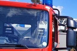 10 zastępów straży pożarnej walczy z pożarem domu jednorodzinnego