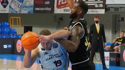 Roman Szymański (z piłką) jest jednym z tych koszykarzy, którzy pamiętają ostatni występ Startu w Koszykarskiej Lidze Mistrzów. Na zdjęciu fragment spotkania Start z Falco Szombathely