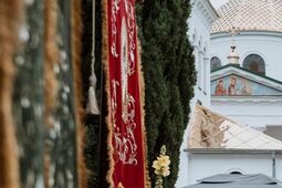 Pielgrzymi idą w kierunku Jabłecznej do najstarszego monasteru w Polsce