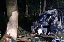 Jechała za gwałtownie i uderzyła w drzewo. Bez uprawnień, za to z promilami