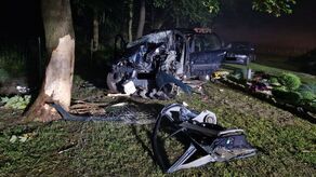 Jechała za szybko i uderzyła w drzewo. Bez uprawnień, za to z promilami