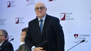 Przewodniczący Państwowej Komisji Wyborczej Sylwester Marciniak podczas czwartej konferencji PKW, 1 bm. w Warszawie. Zakończyło się głosowanie w II turze wyborów prezydenta RP