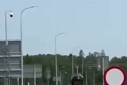 Chciał zatrzymać pijanego kierowcę, a ten "wziął go na maskę"