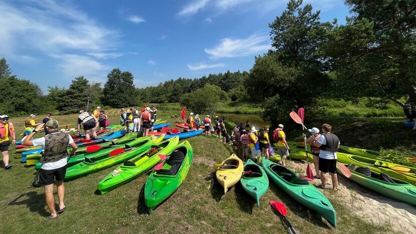 Przygotowane kajaki do spływu Nidą - trasa dla początkujących