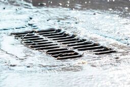 "Zalewa nam posesje, bo jest za mało studzienek". Ale miejska spółka widzi to inaczej