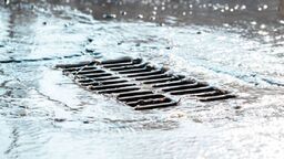 "Zalewa nam posesje, bo jest za mało studzienek". Ale miejska spółka widzi to inaczej 