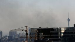 Dym unosi się w pobliżu Milad Tower po izraelskim ataku lotniczym na Teheran w środę, 18 czerwca