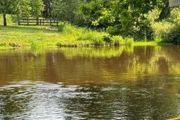Feralny spływ kajakowy. Policjanci wyciągnęli nastolatków z wody