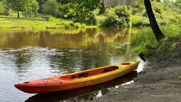 Feralny spływ kajakowy. Policjanci wyciągnęli nastolatków z wody
