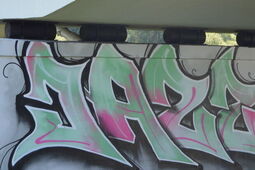 Zatrzymani na gorącym uczynku. Malowali graffiti na moście, mieli też narkotyki