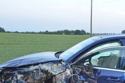 Tragiczny karambol na DW 812. Jeden z kierowców ze złamanym kręgosłupem