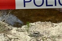 Spacer po lesie z niespodzianką. Policjanci pilnowali znaleziska