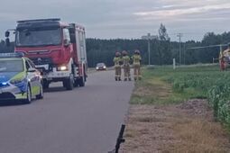 Pędzili pożyczoną hulajnogą. Do szpitala zabrał ich śmigłowiec
