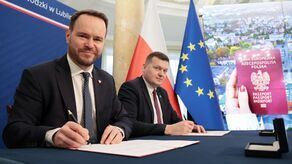 Krzysztof Komorski, wojewoda lubelski i Krzysztof Paśnik, burmistrz Lubartowa w trakcie podpisywania porozumienia dotyczącego otwarcia terenowego biura paszportowego