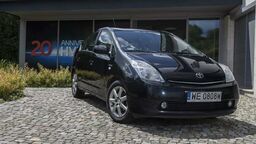 Tak jak już pisaliśmy, najpopularniejsze w Polsce auta hybrydowe z segmentu D to m.in. Toyoty Prius, ale nabywców często znajdują też takie marki jak Lexus, Skoda, Kia czy Hyundai