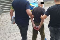 83-latek oblał wrzątkiem i zaatakował nożem własnego krewnego. Usłyszał zarzut usiłowania zabójstwa