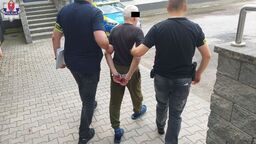 83-latek oblał wrzątkiem i zaatakował nożem własnego krewnego. Usłyszał zarzut usiłowania zabójstwa