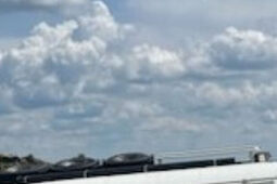 Przez jazdę na "podwójnym gazie" położył ciężarówkę