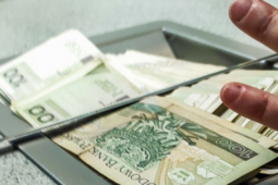 Zamiast rolnikom, prezes wypłacał sobie miliony z kont fundacji