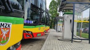 Son tan silenciosos que los conductores pueden escuchar las conversaciones de los pasajeros. Los coches eléctricos recorren las calles de Biała Podlaska