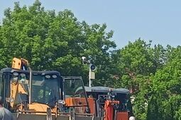 Na torach jeszcze coś robią. Przejazdu nie ma