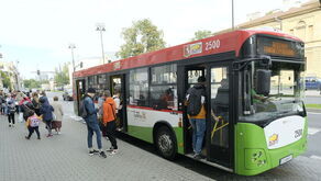 Autobusy idą na wakacje. Przed podróżą do pracy sprawdź rozkład jazdy