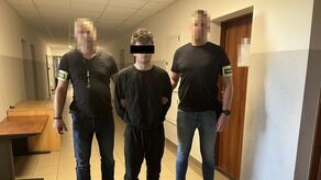 21-letni nożownik w drodze na przesłuchanie