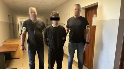 21-letni nożownik w drodze na przesłuchanie