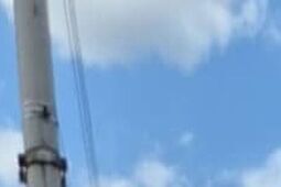 Na chodnik runęła część elewacji skarbówki. Miała zaledwie kilka lat