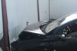 Wjechała w znak, auto i uderzyła garaż. Była po alkoholu, a bez uprawnień