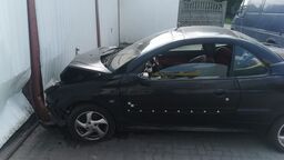 Wjechała w znak, auto i uderzyła w garaż. Była po alkoholu, a bez uprawnień