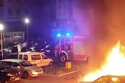 Podpalenie na parkingu pod blokiem. W samochodzie był koktajl Mołotowa?