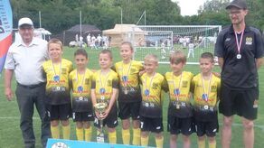 Zwycięzcy turnieju zawodników urodzonych w roku 2017 i młodszych – Akademia Piłkarska Bronowice Lublin, w towarzystwie Marka Wójcika z MW Sport – od lat głównego sponsora zawodów organizowanych przez BKS
