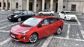 Tak wygląda popularna w Polsce hybrydowa Toyota Prius. Ten model może się jednak okazać za drogi, bo ceny z rocznika 2025 zaczynają się od 179 tys. zł