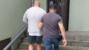 33-latek był już w przeszłości karany za podobne przestępstwa, więc teraz jako recydywista musi się liczyć z wyrokiem nawet 15 lat więzienia