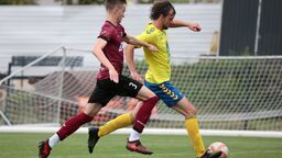 Arkadiusz Adamczuk (w żółtej koszulce) to lider klasyfikacji strzelców lubelskiej klasy okręgowej. Piłkarz Polesia Kock zdobył już 42 bramki